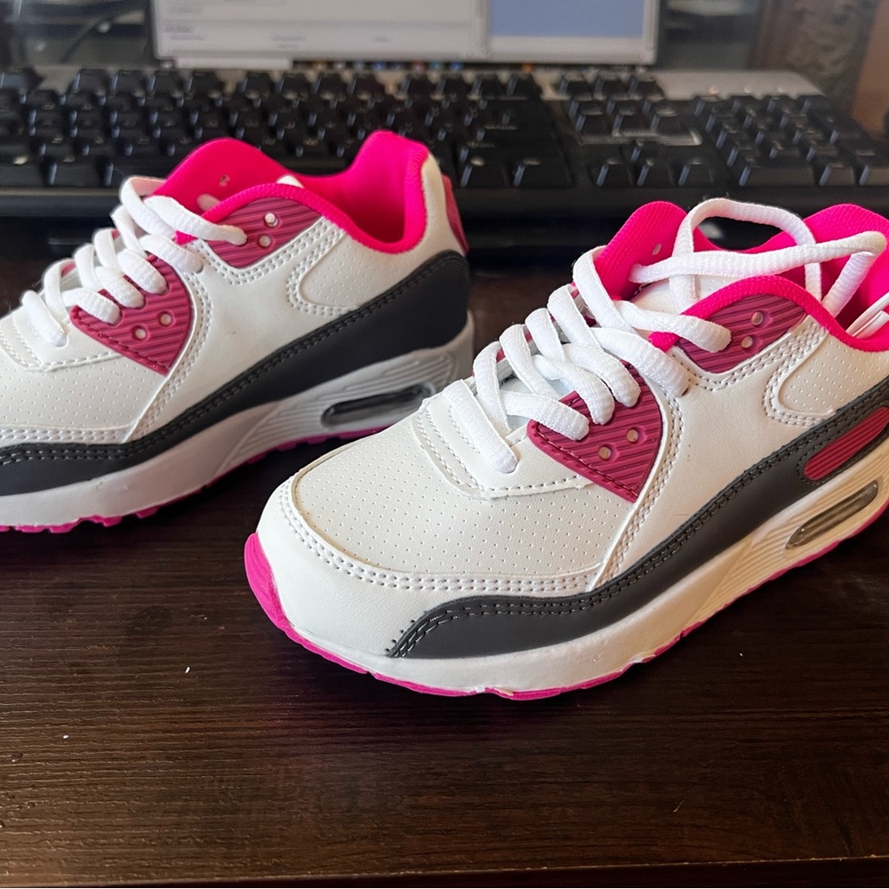 Source Unknown White and Pink Sneakers Sleek Design - Picture 1 of 5